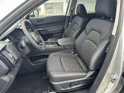 New 2025 Nissan Pathfinder SV image 10