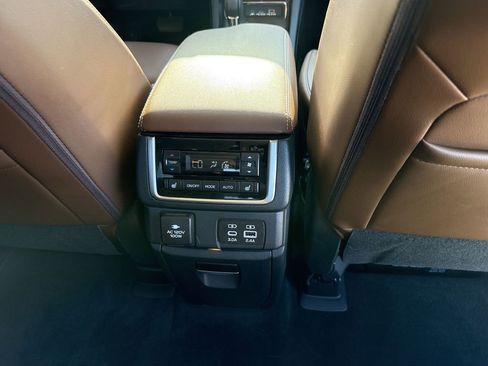 Used 2023 Subaru Ascent Touring AWD/4WD image 18