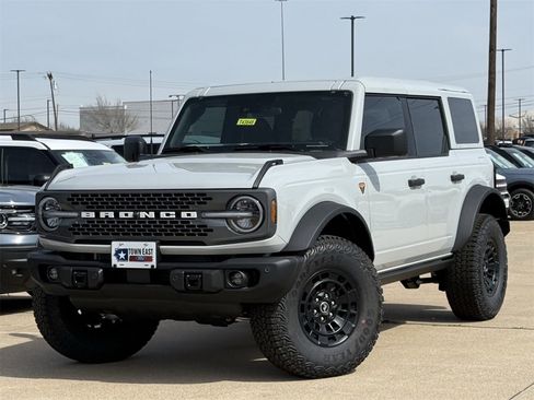 New 2026 Ford Bronco Badlands image 2