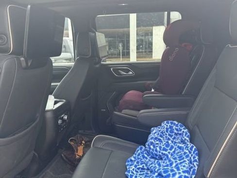 Used 2023 GMC Yukon XL SLT w/ SLT Premium Package AWD/4WD image 8