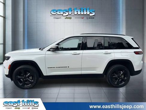 Used 2023 Jeep Grand Cherokee Altitude AWD/4WD image 6