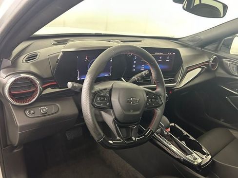 Used 2025 Chevrolet Trax RS w/ Sunroof Package FWD image 13