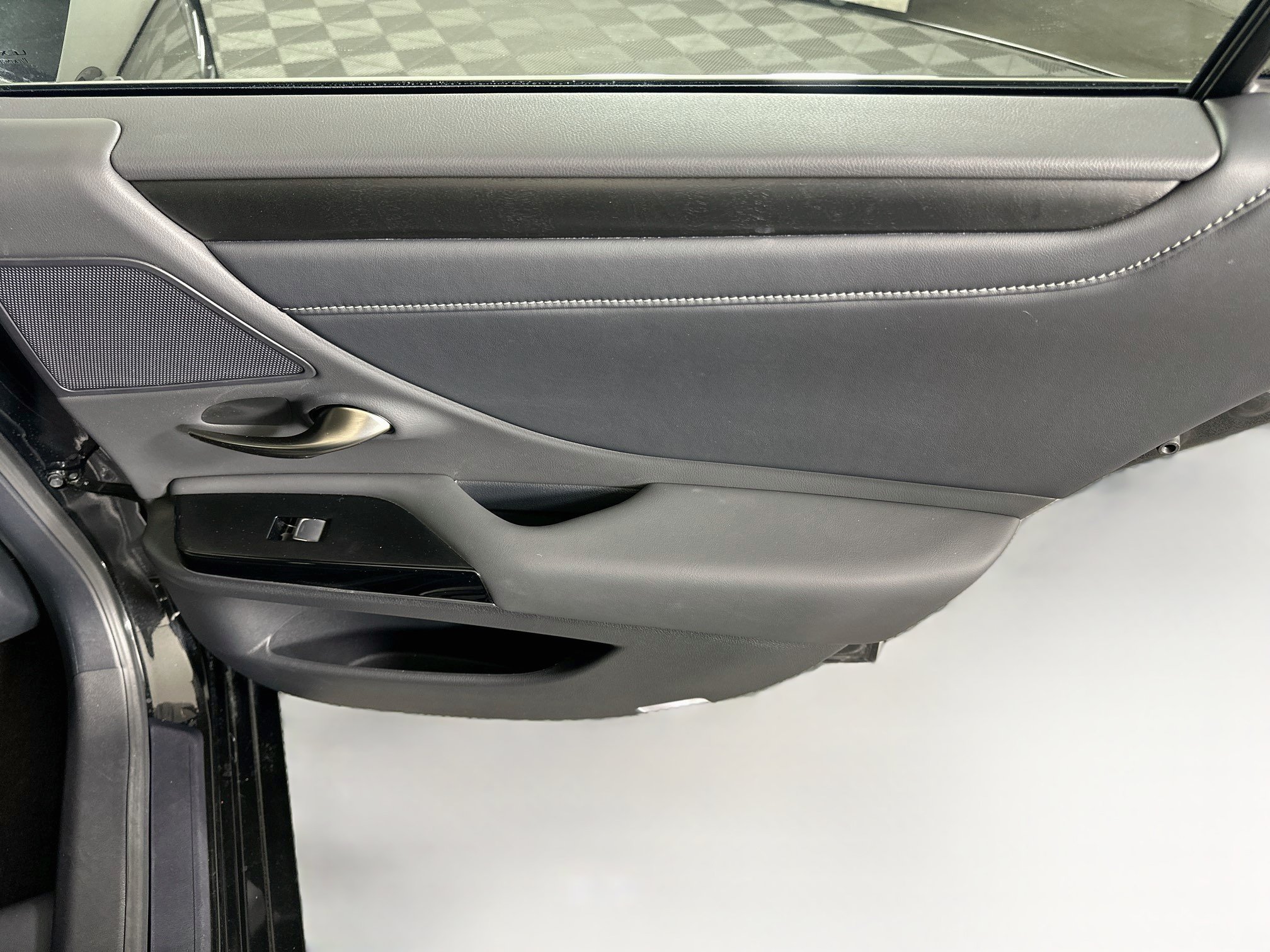 Used 2024 Lexus ES 300h w/ Premium Package FWD image 32