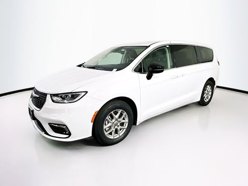 Used 2024 Chrysler Pacifica Touring-L image 3