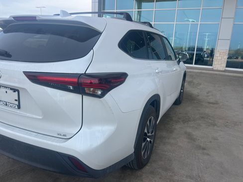 Used 2025 Toyota Highlander XLE image 14