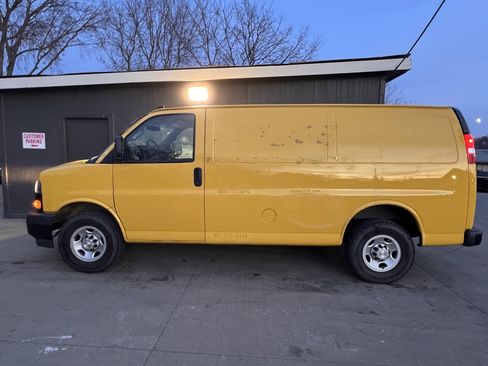 Used 2021 Chevrolet Express 2500 image 2