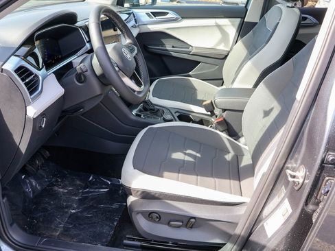 Used 2025 Volkswagen Taos SE image 16