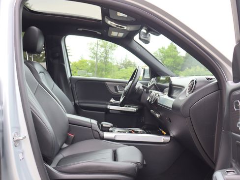 Used 2023 Mercedes-Benz GLB 250 4MATIC w/ Premium Package image 21