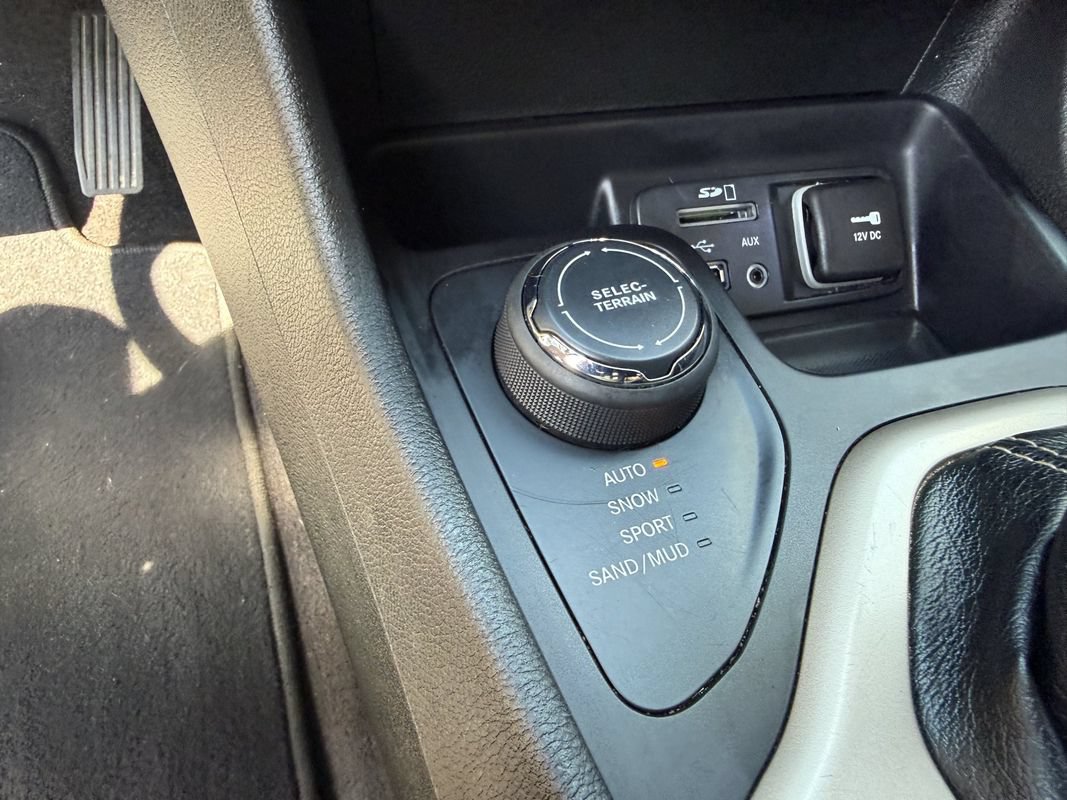 Used 2015 Jeep Cherokee Latitude w/ Cold Weather Group AWD/4WD image 28