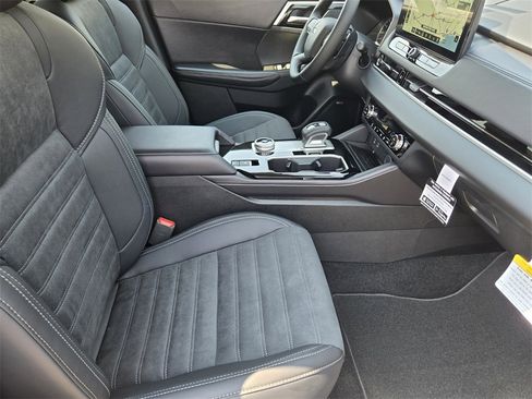 New 2025 Mitsubishi Outlander SE image 10
