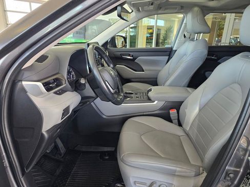Used 2022 Toyota Highlander XLE AWD/4WD image 18