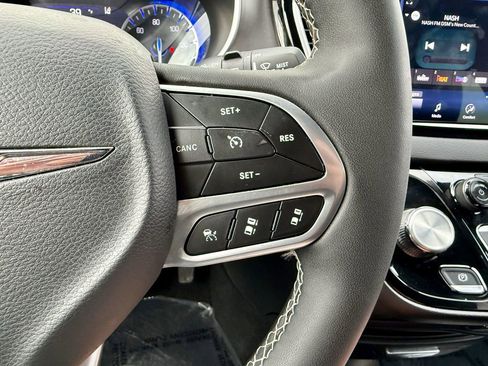 Used 2025 Chrysler Pacifica Select image 27