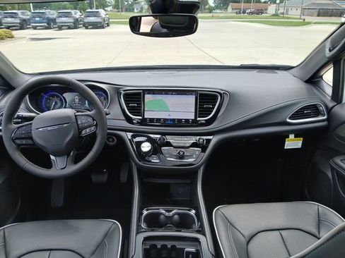 New 2027 Chrysler Pacifica Limited AWD/4WD image 34