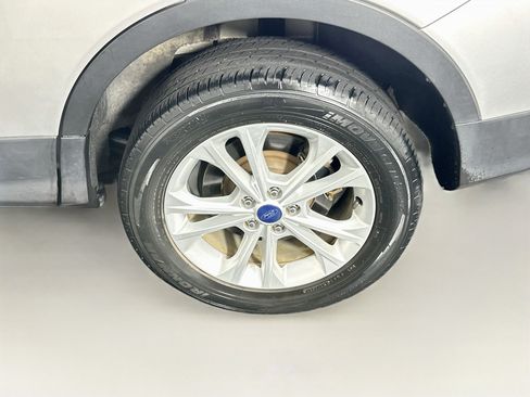 Used 2017 Ford Escape SE w/ SE Leather Comfort Package FWD image 11