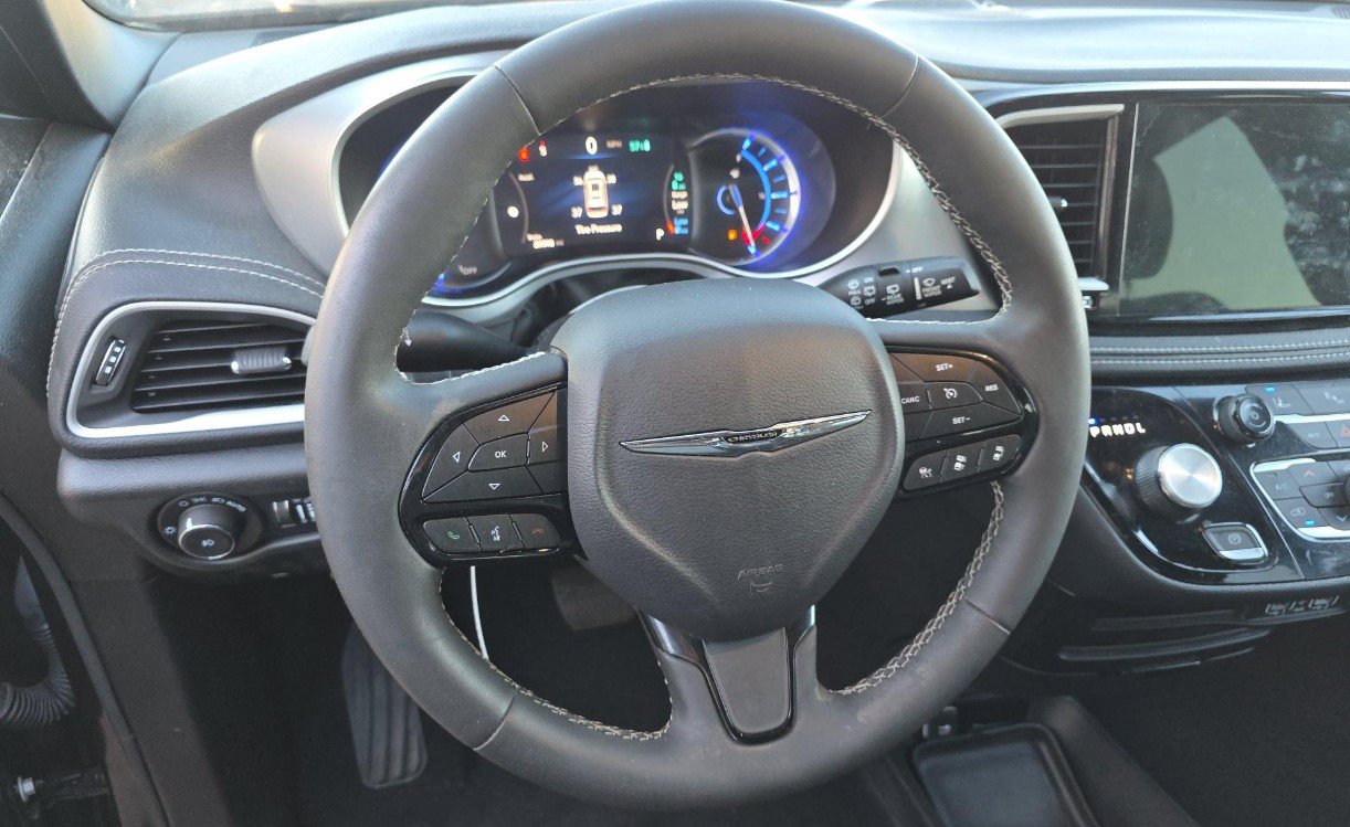 Used 2023 Chrysler Pacifica Touring-L w/ S Appearance Package FWD image 7