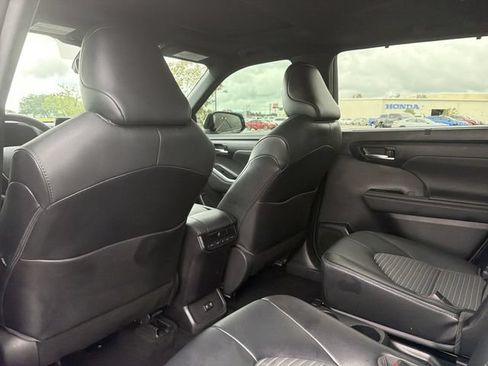 Used 2021 Toyota Highlander XSE FWD image 13