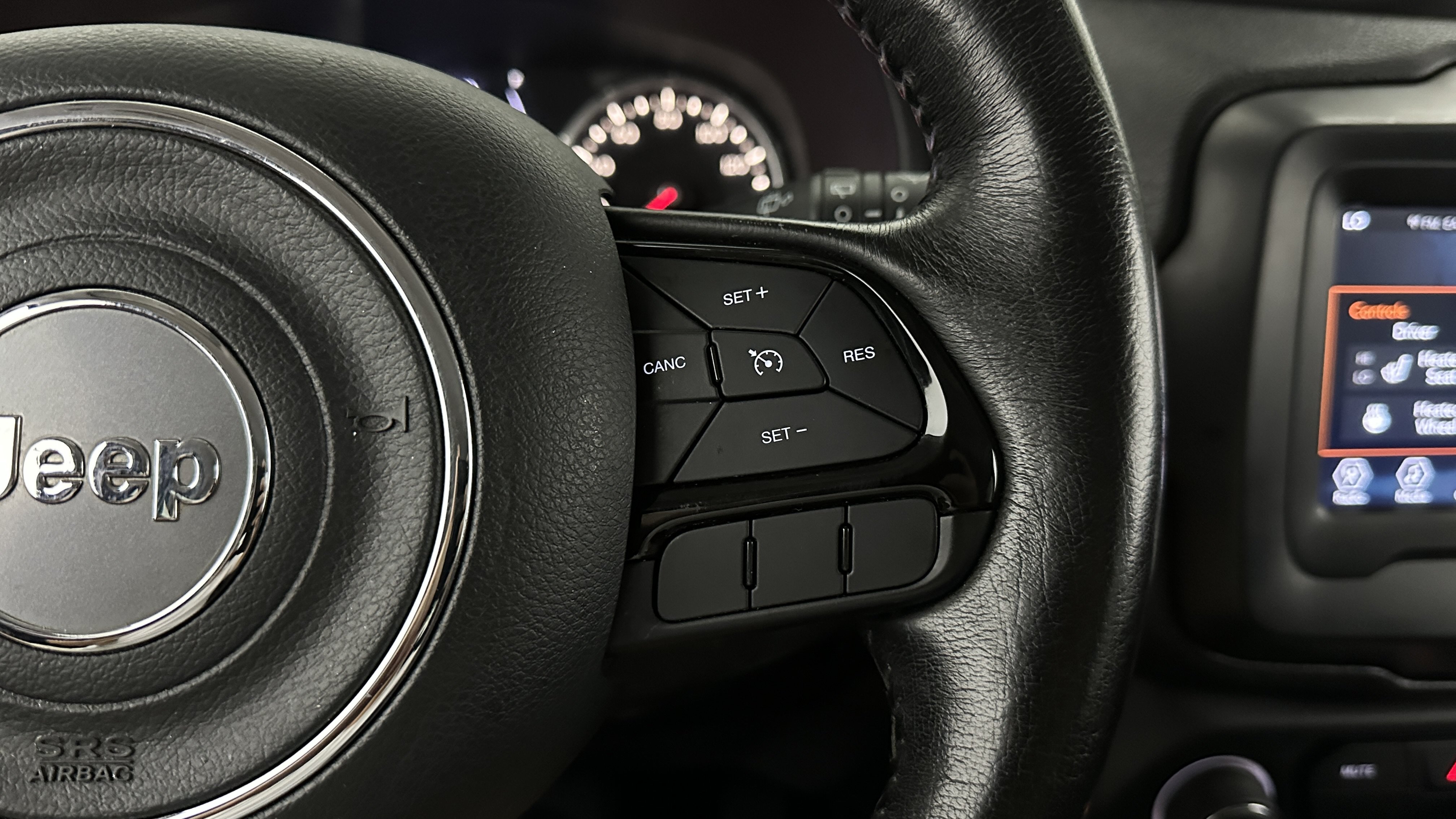 Used 2018 Jeep Renegade Altitude FWD image 24