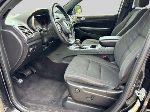 Used 2018 Jeep Grand Cherokee Laredo AWD/4WD image 10