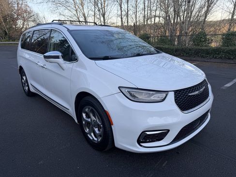 Used 2022 Chrysler Pacifica Limited FWD image 3