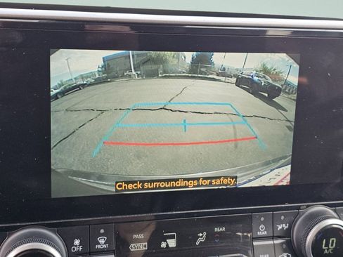 Used 2023 Toyota Highlander XLE AWD/4WD image 9