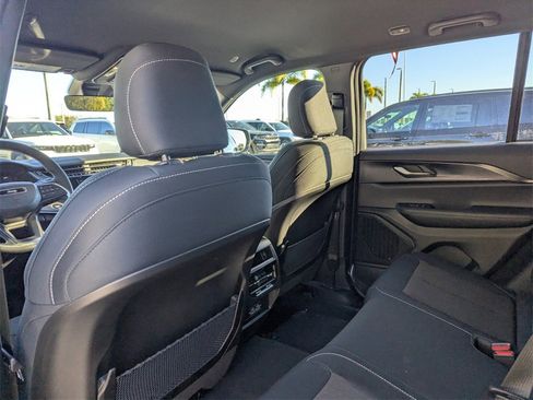 New 2025 Jeep Grand Cherokee Laredo image 9