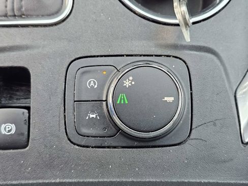 Used 2022 Chevrolet Traverse Premier FWD image 29