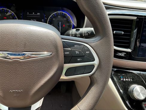 Used 2019 Chrysler Pacifica Touring Plus FWD image 12