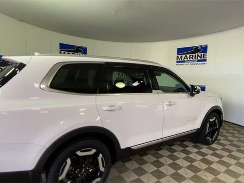 Used 2023 Kia Telluride EX w/ EX Captain's Chair Package image 2