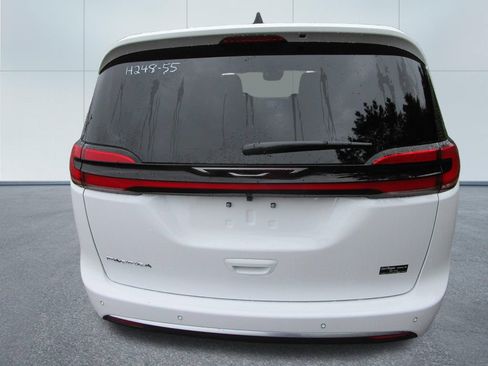 New 2027 Chrysler Pacifica Select w/ Family Tech Group FWD image 9
