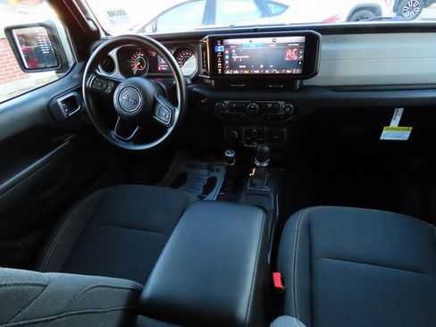 Used 2025 Jeep Gladiator Sport image 18