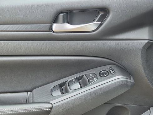 Used 2024 Nissan Altima 2.5 SV image 15