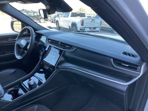 Used 2024 Jeep Grand Cherokee L Altitude image 19