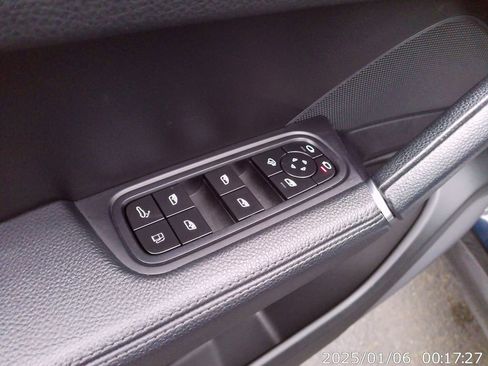 Used 2023 Porsche Cayenne Platinum Edition image 31