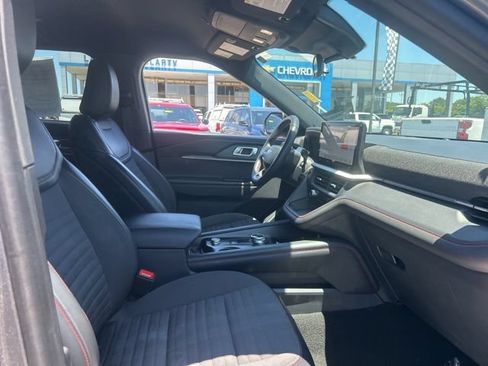 Used 2025 Ford Explorer ST-Line w/ ST-Line Street Pack AWD/4WD image 33