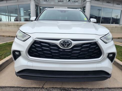 Used 2022 Toyota Highlander XLE AWD/4WD image 2