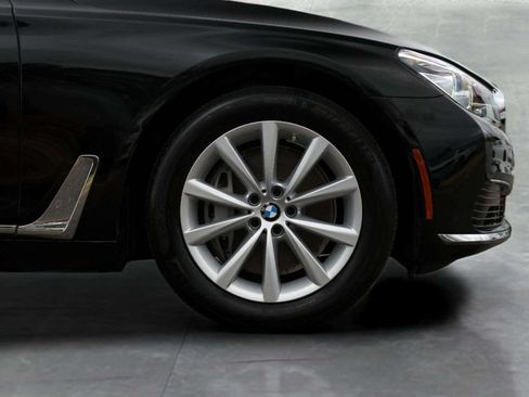Used 2019 BMW 740i w/ Parking Assistance Package RWD image 9