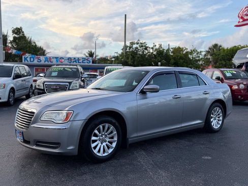 Used 2011 Chrysler 300 RWD image 3