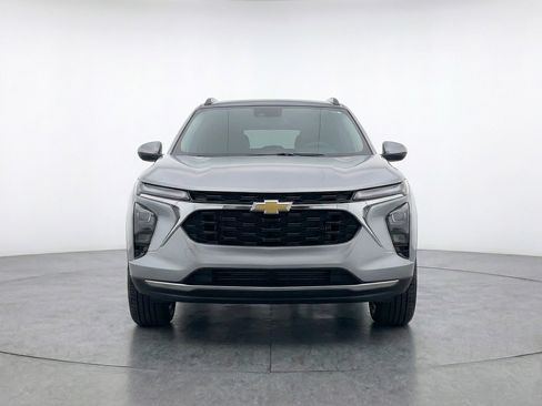 Used 2025 Chevrolet Trax LT image 2