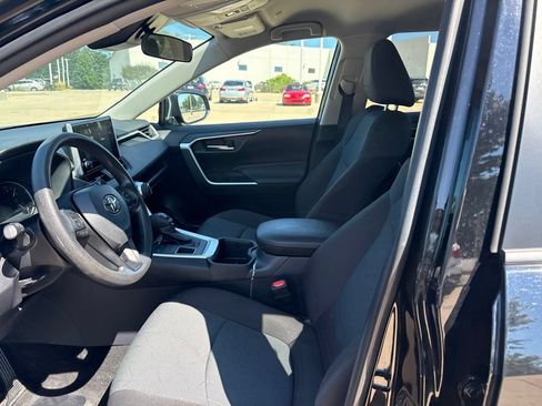 Used 2025 Toyota RAV4 XLE AWD/4WD image 12