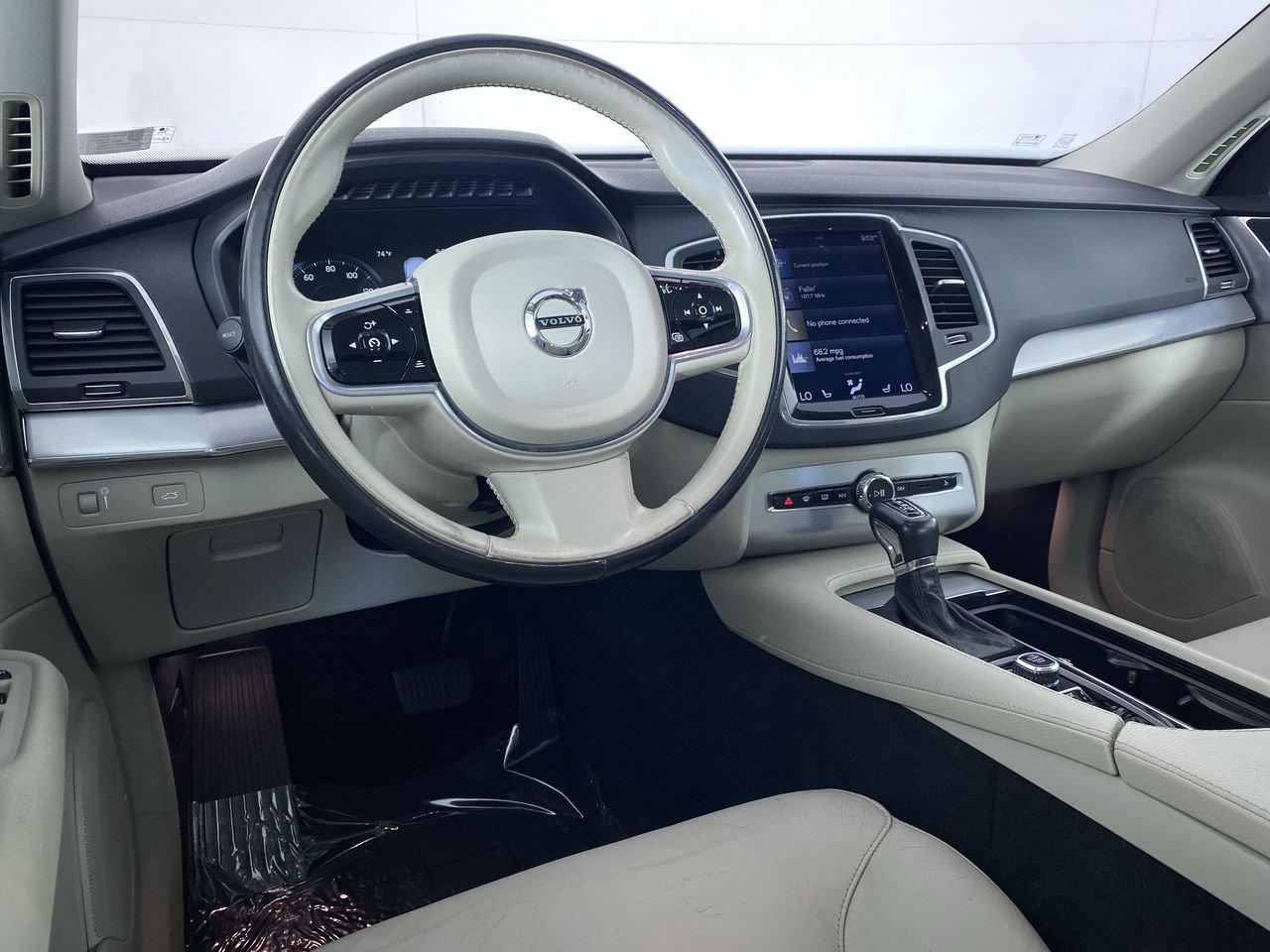 Used 2018 Volvo XC90 T6 Momentum w/ Convenience Package AWD/4WD image 2
