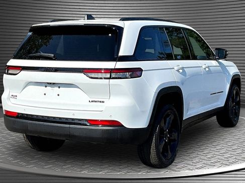 Used 2023 Jeep Grand Cherokee Limited w/ Black Appearance Package AWD/4WD image 6