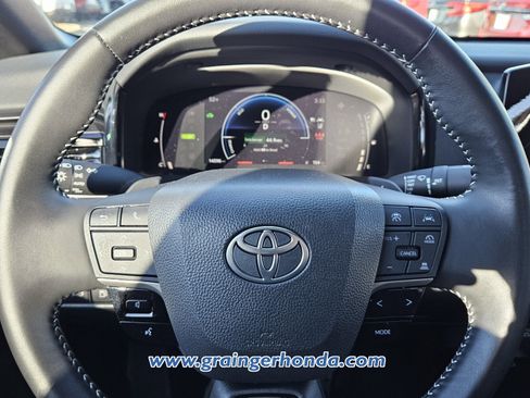 Used 2025 Toyota Camry SE image 18