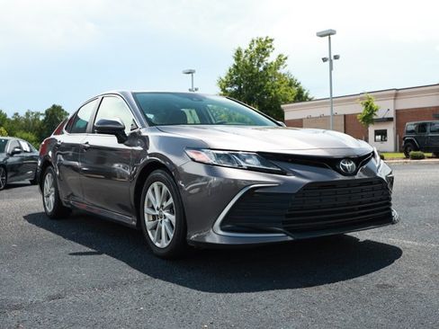 Used 2022 Toyota Camry LE FWD image 3