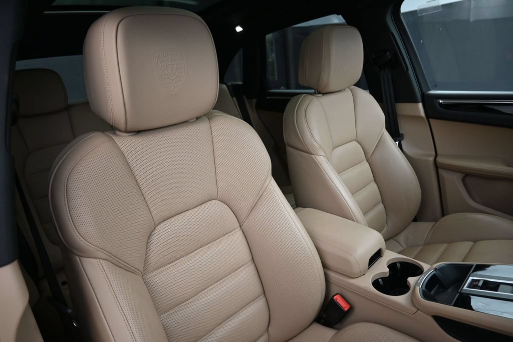 Certified 2025 Porsche Macan AWD/4WD image 29