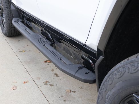 New 2025 GMC Hummer EV 2X image 10