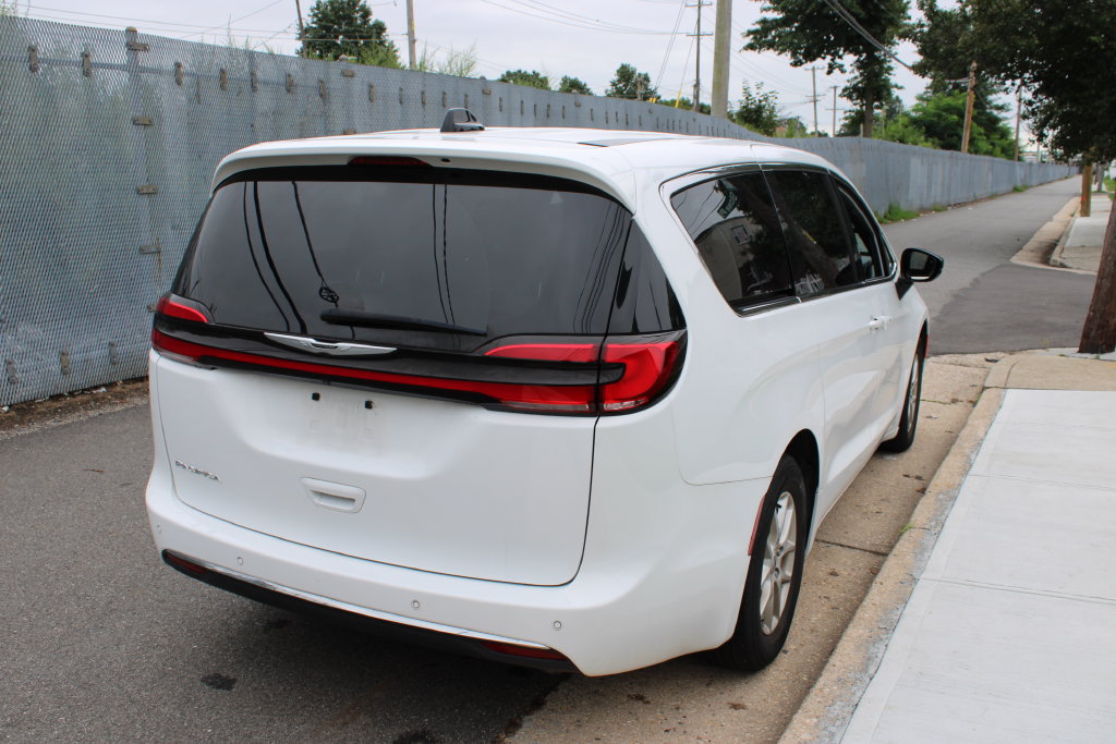 Used 2025 Chrysler Pacifica Select FWD image 5
