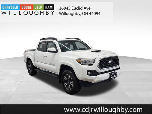 Used 2018 Toyota Tacoma TRD Sport w/ Exterior Package AWD/4WD image 3