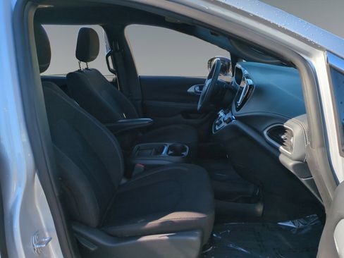 Used 2024 Chrysler Pacifica Touring image 16