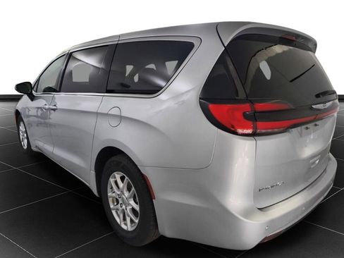Used 2023 Chrysler Pacifica Touring-L image 5