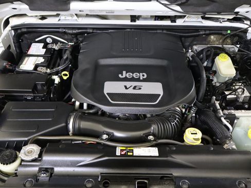 Used 2014 Jeep Wrangler Altitude image 14